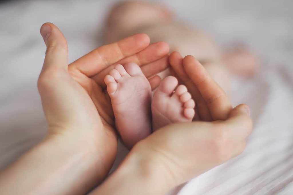 newborn-baby-feet-after-birth-in-moms-hands